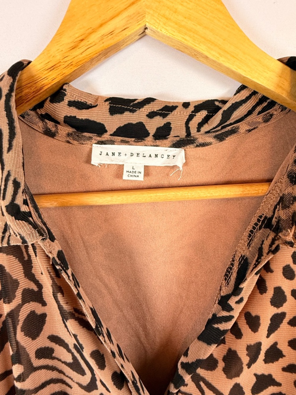Animal Print Sleeveless Blouse Ruched Front Button Top Tan Brown Size L - Picture 3 of 3